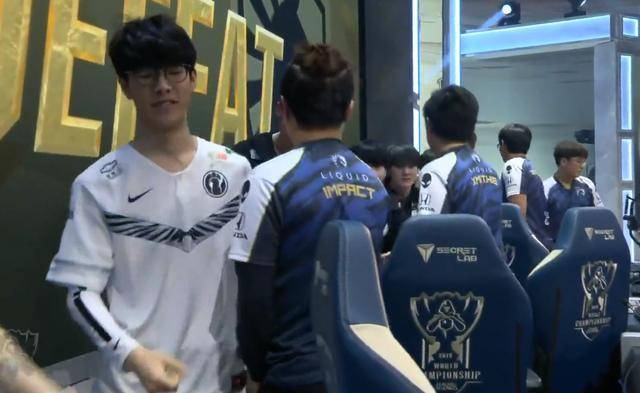 Shanks 拿着伞让我哭！圣枪和武林无法抢到1血龙， Team WE 赢回了一局