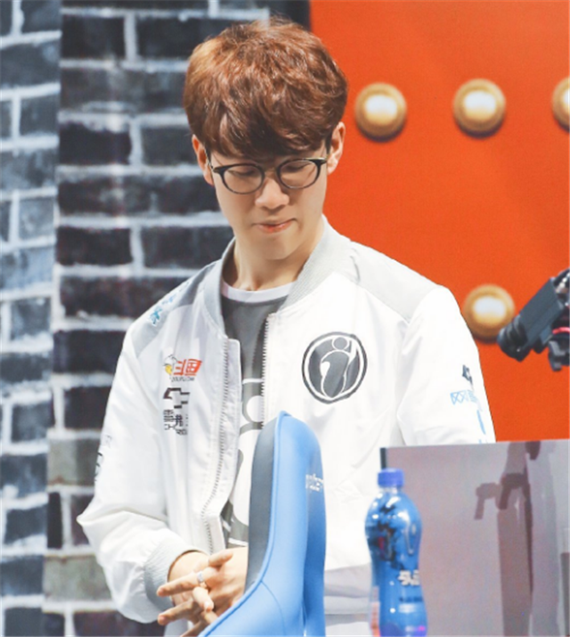 《英雄联盟手游》官方发布了2023年春节期间即将到来的4.0“花火绽春”大版本