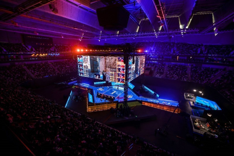 评论员预测今天的Bo5结果：王多多认为 Weibo Gaming 将以3：2获胜，顾顾认为3：1获胜